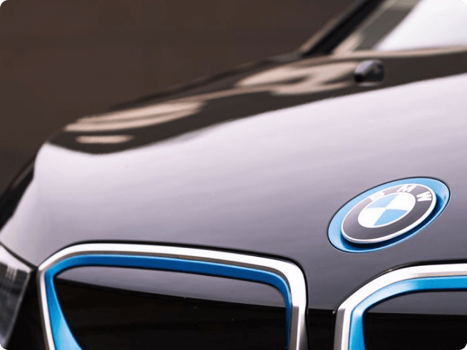Front view of the BMW 5 Series along with the visible logo.
